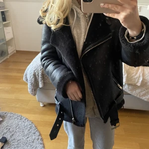 Cool skinnjacka med muddar 🖤 - Jättecool jacka till våren/hösten från Zara🖤 i jättebra skick 🖤