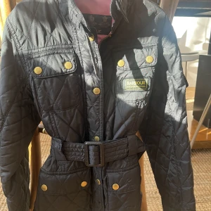 Babour jacka barn 5-10 år - Jacka Babour stl M, passar barn 5-10 år i mkt fint skick. Svart med rosa foder. Höst/vår alt ridjacka.