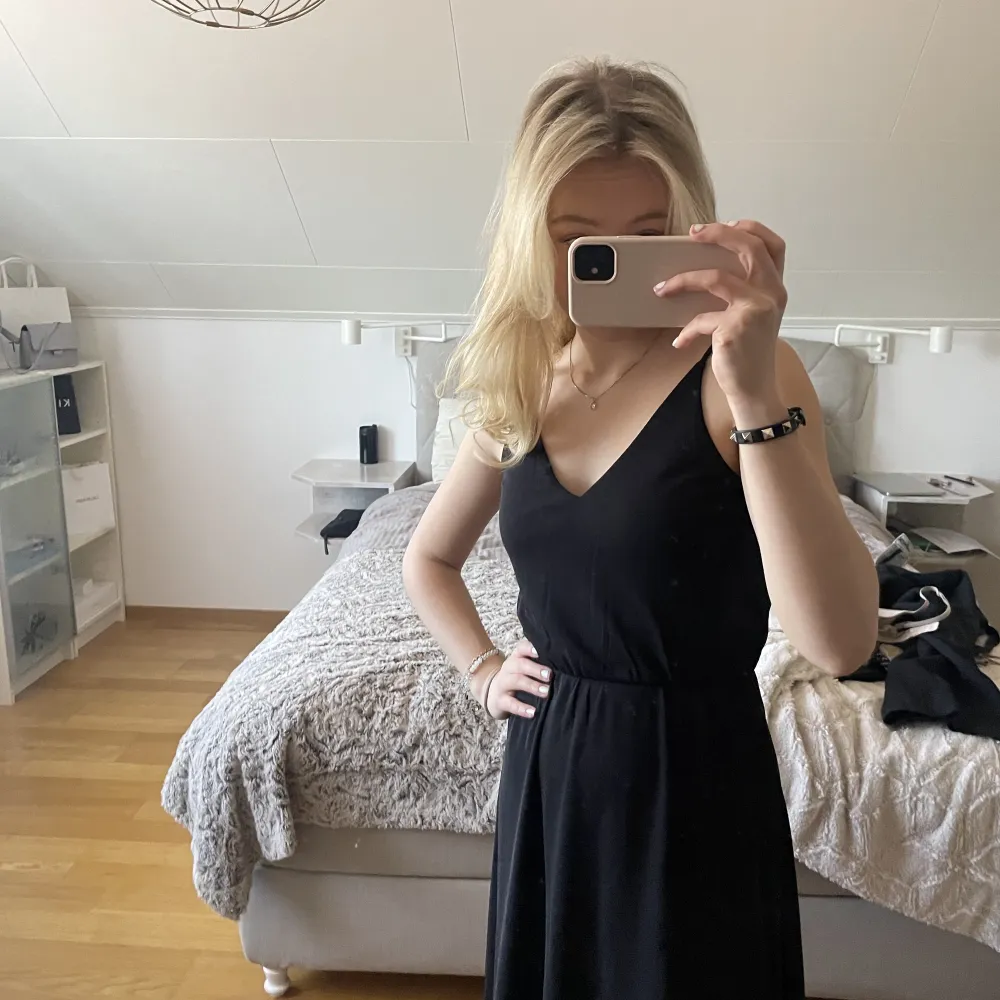 Lång svart klänning från HM. Passar till alla finare tillställningar🖤 använd en gång🖤 storlek XS men passar mig som brukar ha S. Klänningar.