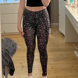 Träningstights leopard - Grå/svarta leopardmönstrade träningstights med detaljer i rosa/aprikos. Storlek XS, men passar även S🖤🤎