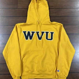 Champion WVU Hoodie - Snygg vintage champion Hoodie i storlek S! Bara att skriva om du undrar över något🙏