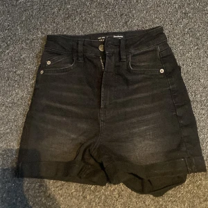 Jeans shorts! - Säljer jeans shorts för 65kr i storlek 32 (passar på mig som är 155)💕