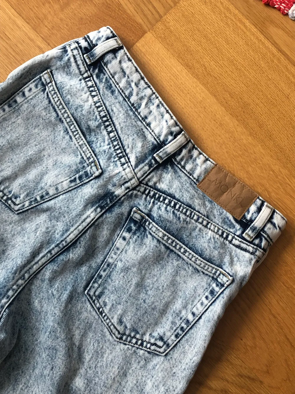 Snygga ljusblå jeans från monki! Lite sliten på en benet nertill som syns på sista bilden men annars i prima skick! Köparen står för frakt. Jeans & Byxor.
