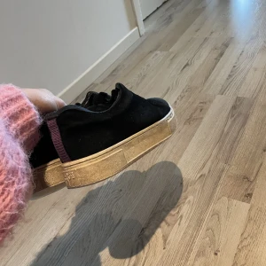 Eytys doja  - Säljer mina rätt andvända eytys i storlek 38 då jag inte har någon andvändning av dom! Rätt slitna där av priset. Kan skicka mer noggranna bilder på slitaget i hälen.💗inte tvättade en då jag är lite smått lat, men tvättar såklart innan jag postar. 