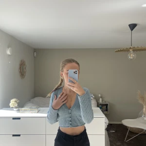 Liten kofta från zara  - En söt kofta i en fin blå färg som är passar med ett vit linne under eller bara som den är! Köparen står för frakten ;)