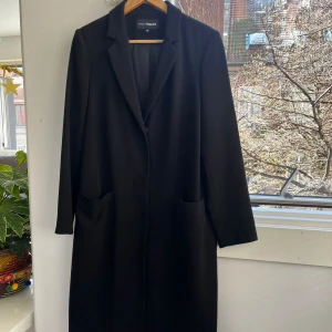 Kappa - Fin kappa från kappahl. Inte tunn men inte tjock heller perfekt luftigt material. Super skön och knappt använd. Priset kan diskuteras vid snabb äffar.