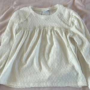 Stockholmsstil vit blus  - Säljer min vita blus från zara. Fint skyck. Använd 2-3 gånger. 