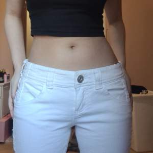 Snygga vita lågmidjade jeans, straight leg(lite mer utåt) säljer för de var för stora i midjan