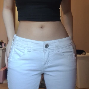 Vita lowwaist med detalj på fickan - Snygga vita lågmidjade jeans, straight leg(lite mer utåt) säljer för de var för stora i midjan
