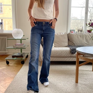 Superfina jeans med två knappar - Sååå fina lowwaist jeans! Perfekt skick🥰 Modell 167 Midjemått 37 Innerbenslängd 80