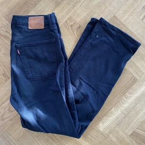 Levis ribcage  - Svarta Levis ribcage straight leg, använda men i fint skick 