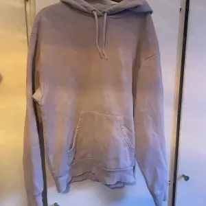 Säljer dessa två ”oversized” hoodies från Monki, den lila är i storlek xs och den lite korallfärgade är i storlek xxs. Köpt för ca 2 år sen, båda kostade 250kr styck. En för 50kr båda för 75kr