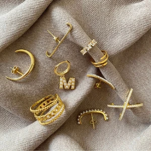 Oanvända guldsmycken - Styckpris! Äkta guldplätering i 24K! Helt oanvända. Skickas i vykort, så frakten är 12:-  Skriv i chatten vilka du vill ha, styckpris