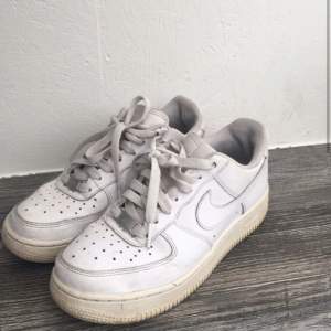 Säljer mina Nike air force 1 då dem inte kommer till andvändning längre. En del slitningar därmed priset💗💗💗🫶🏼