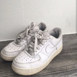 Nike Air Force 1 - Säljer mina Nike air force 1 då dem inte kommer till andvändning längre. En del slitningar därmed priset💗💗💗🫶🏼