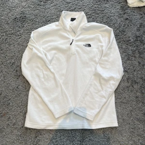 The north face fleece - The north face fleece som knappt är använd. Väldigt fint skick. För fler frågor kom privat 