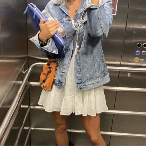 Blå jeansjacka - Säljer min blåa jeansjacka från hm! Jätte fanyhg och trendig nu till våren och sommaren. Lånade bilder💞💞