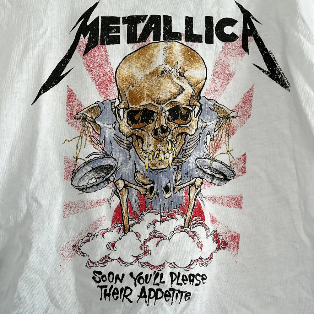 En magtröja med trycket Metallica på från H&M i storlek S. Är i bra skick.. T-shirts.