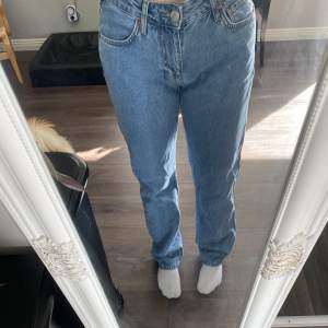 säljer dessa blåa jeans från bik bok i storlek 27 längd 32, dom är i modellen ”LOW STEAIGHT” knappt använda säljer för 120kr jag är ca 170