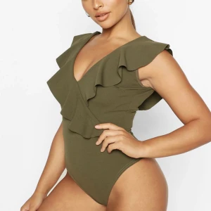 Armlös body med volanger - Grön body med volanger Använd en gång