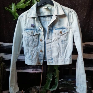 Jeansjacka - Jeansjacka i kortare modell. Använd två gånger.