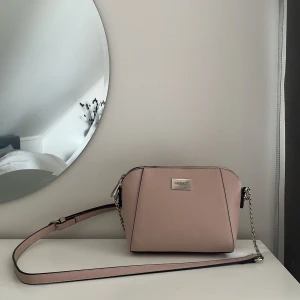 Rosa väska - Jättefin väska som aldrig kommer till användning. Ord pris 500kr mitt pris 150kr💕