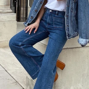 Jeans från & other stories - Otroligt fina och bekväma jeans från & Other Stories i stretchigt material. Använda men ingenting att anmärka på.   Storlek 24 i midjan. Jeansen har sytts upp hos skräddare. Från skrevet och ner mäter jag ca 75cm. För referens är jag 1,64!