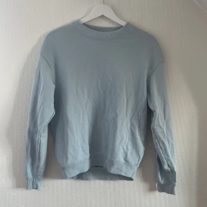 Blå sweatshirt. - Säljer denna fina sweatshirt från monki. Den är storlek XS men skulle säga att den är oversized eller en S. Super bra skick, köparen står för frakten:)