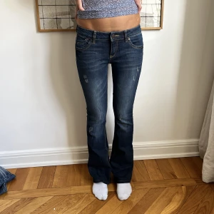 Lågmidjade jeans!  - Säljer dessa supersnygga mörka lågmidjade bootcut jeans!   MIDJEMÅTT:76cm INNERBENSLÄNGDEN: 80cm 