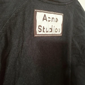 ACNE TRÖJA  - Jättefin acne tröja i 100% bomull. Storlek XS, men är oversized så typ S/M. Ser lite urtvättad men har rollat den efteråt och de är lätt att få bort! 