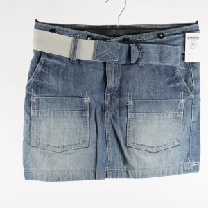 Levis Jeanskjol  - Jättecool y2k mini-jeanskjol från Levis i strl 29. Sitter lågmidjat. 🥰