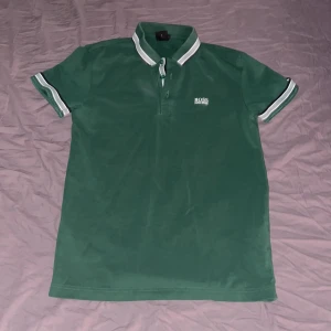 Hugo Boss tröja - Säljer en Hugo Boss tröja. Köpt för 800. Den har inga defekter.