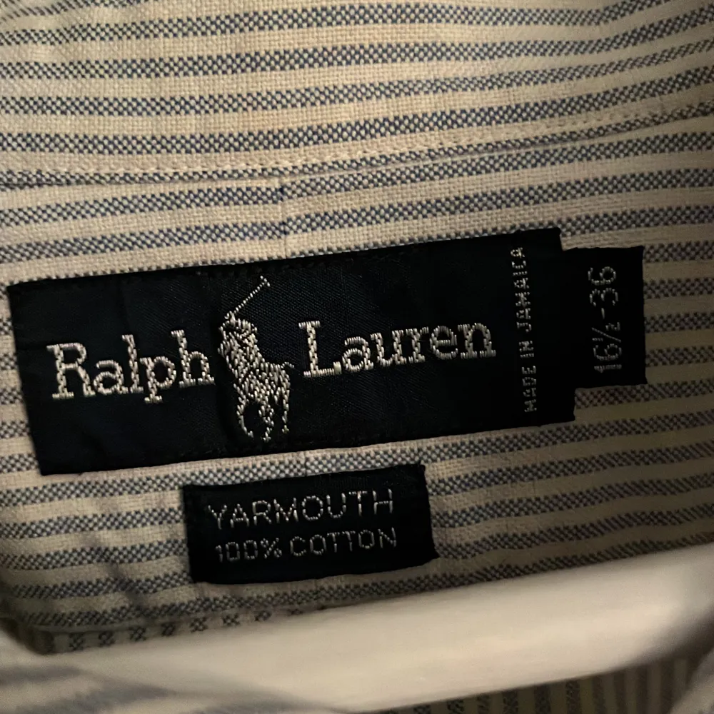 Blå/vit randig skjorta från Ralph Lauren. Storlek 16,5 / 36. Motsvarar typ L.. Skjortor.