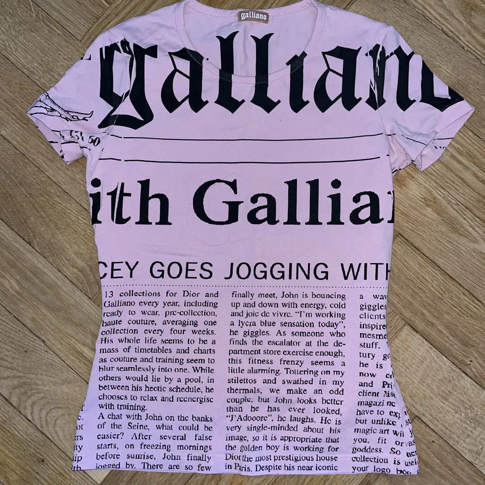 John Galliano rosa t-shirt  • Storlek - S • ”John Galliano” print . T-shirts.