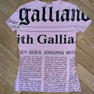 John Galliano rosa t-shirt  • Storlek - S • ”John Galliano” print 