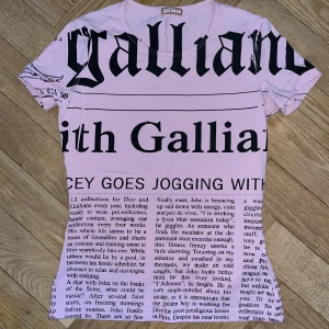 JOHN GALLIANO rosa T-shirt  - John Galliano rosa t-shirt  • Storlek - S • ”John Galliano” print 