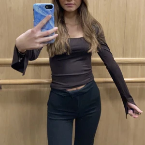 Gina topp - Intressekoll på den här bruna Jersey toppen från Gina. Nyköpt, endast använd en gång. Stl XS 🤍