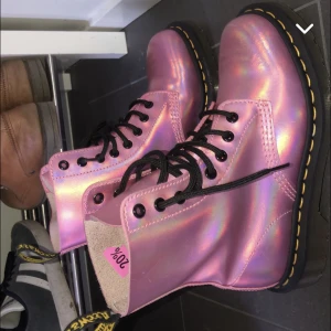 Rosa dr martens - Säljer mina söta rosa dr martens!! Så fina och unika. Användts bara 4/5 ggr så väldigt fint skick. Säljes pga får inte så mkt användning för de 💗 kan gå ner i pris 💗