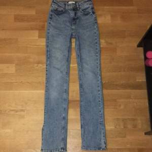 Säljer dessa snygga flare jeans med slits ifrån h&m, jeansen är i bra skick💕 hör av er vid frågor !