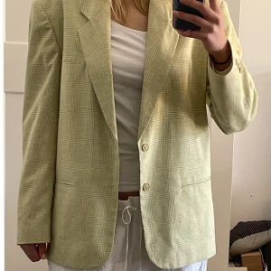 Kavaj - Grönrutig kavaj som är rymlig, dvs man får plats med hoddie osv under . Bra skick💚