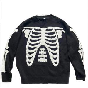 Säljer denna asfeta skelett tröjan, då jag ändrat stil och den därför inte kommer till användning längre!