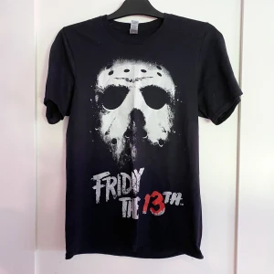 Skräckfim (t-shirt) - Tisha med Jason Voorhees från ”Friday the 13th”. Storlek S men oversize så passar även en M!  Nyskicn