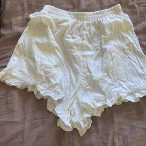 Säljer mina linne shorts från Asos som aldrig har kommit till användning, sitter i storlek S💘 Perfekt till sommaren☀️⛱️🥰