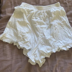 Linne shorts - Säljer mina linne shorts från Asos som aldrig har kommit till användning, sitter i storlek S💘 Perfekt till sommaren☀️⛱️🥰
