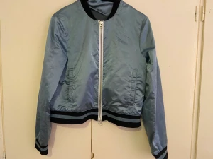 Acne studios limited edition - Hejsan,  Säljer min acne studios spring jacket. Nytt skick använd ett fåtal gånger. Skriv gärna vid eventuella frågor