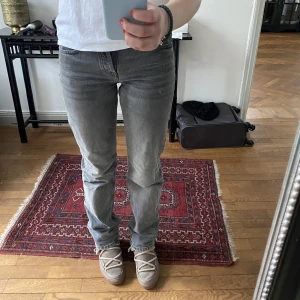 Grå lågmidjade jeans från Zara - Jättesnygga lågmidjade jeans från zara i strl 34