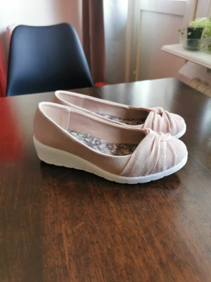 Ljusrosa klackskor strl. 37 - Endast provade ljusrosa klackskor, perfekta för sommaren 😊 Säljer då de ej kommer till användning.