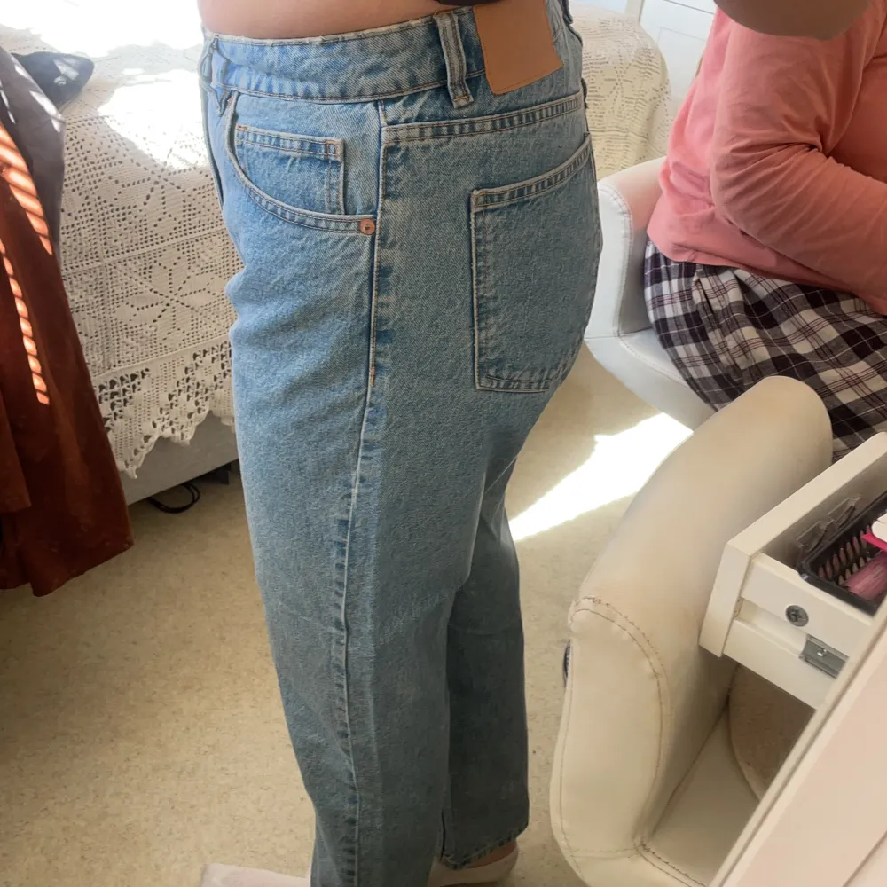 Säljer dessa jeans från Zara som jag använt ett par gånger men säljer nu pga att de är för stora och använts inte längre🥰. Jeans & Byxor.