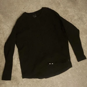 Svart sweatshirt  - Svart sweatshirt från stronger. Aldrig använt. Väldigt skön och lätt. Värde: 450kr Säljer för:150kr