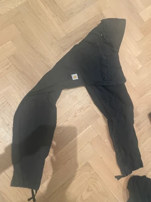 carhartt cargos (ser skinny ut) - straight fit men nytvättade så dom ser skinny ut (samma passform som dom gröna på min profil) dom sitter bra och är använda kanske max 10 gånger. pris kan diskuteras